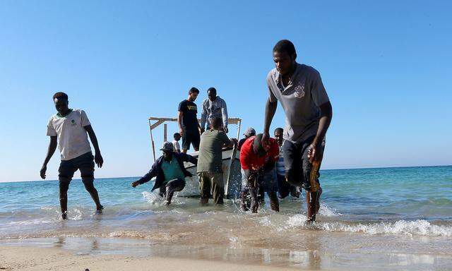 Migranten, die von der libyschen Küstenwache gerettet wurden.