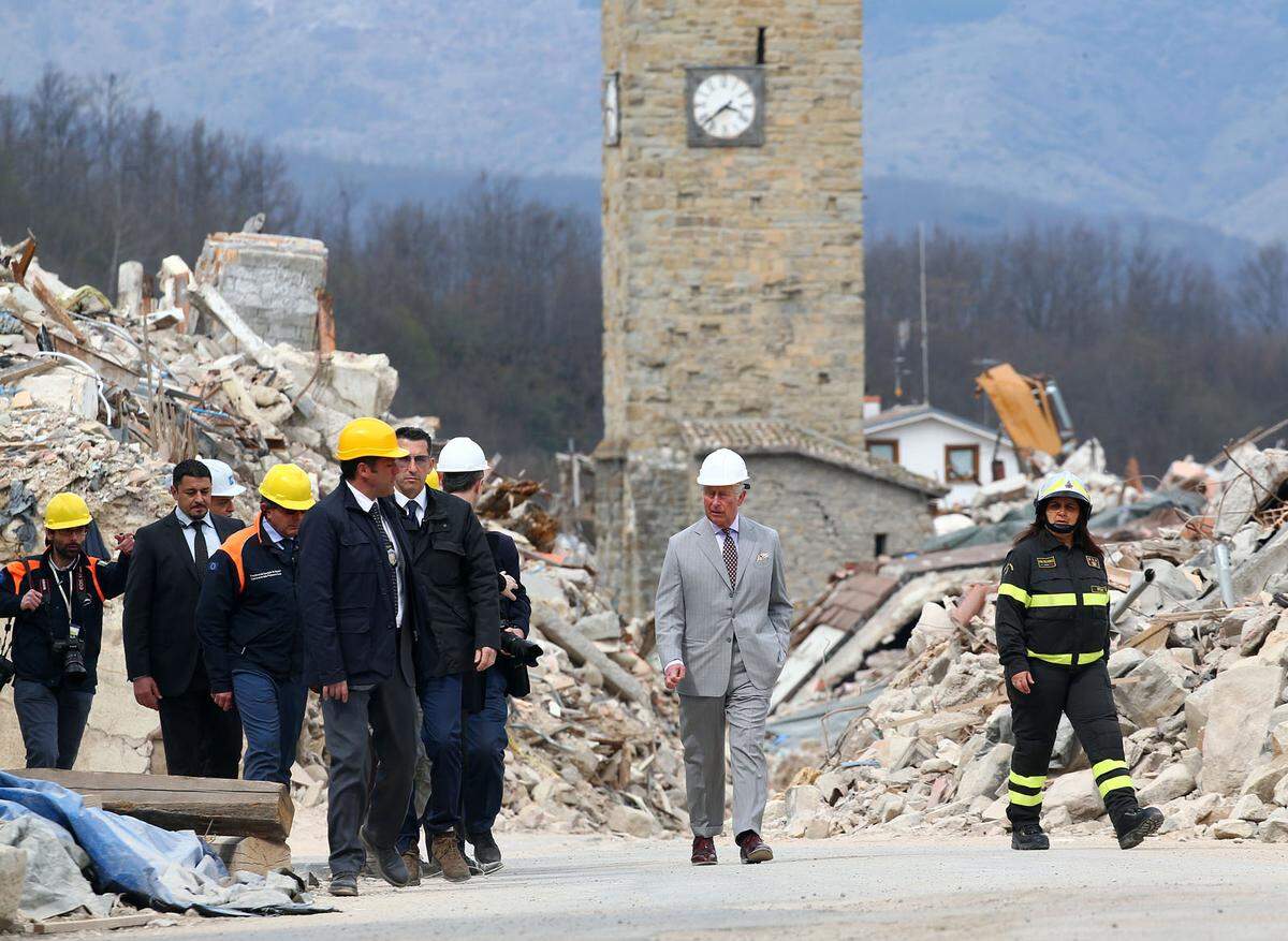Im Rahmen seiner Reise hat der britische Prinz Charles auch die durch ein Erdbeben zerstörte Stadt Amatrice in Mittelitalien besucht. Der 68-Jährige traf Überlebende der Katastrophe vom vergangenen August und drückte ihnen und den Rettungskräften seine Bewunderung aus.  