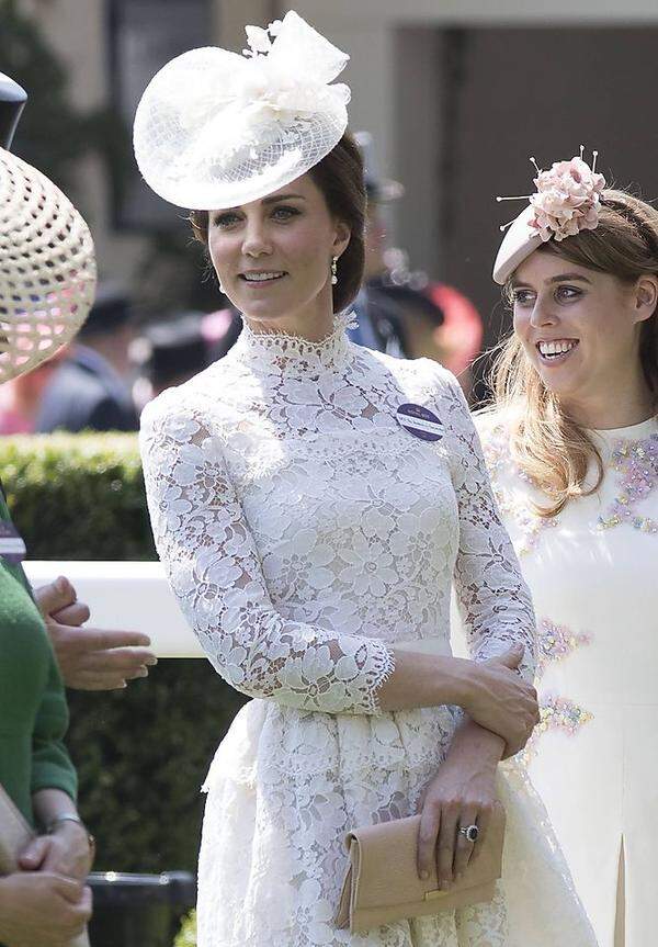 ...weit gefehlt. Zwar wieder viel weiße Spitze, das Kleid ist aber tatsächlich eine Spezialanfertigung aus dem Hause Alexander McQueen für die Herzogin von Cambridge (und viel hübscher als das Vorjahresstück). Entgegen aller Befürchtungen ist selbst Kates Tasche kein Repeat, sondern ein neues Modell (von Loeffler Randall). Und dieser neue Hut ist toll.