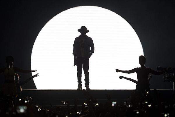 Pharrell Williams lieferte eine fabelhafte Pop-Show ab. Und gab dem (zum Teil sehr) jungen Publikum - wie schon zuletzt Prince - eine Message mit auf den Weg: Bitt Leute, lasst euer Smartphone zu Hause.