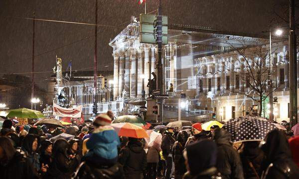 Tausende Menschen sind am Freitag in Wien und anderen Städten auf die Straße gegangen und haben gegen Rechtsextremismus demonstriert. 