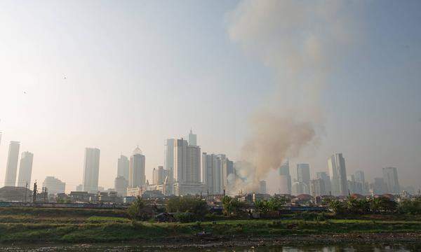 Luftverschmutzung in Jakarta, einer der Orte wo sie am stärksten ist. 
