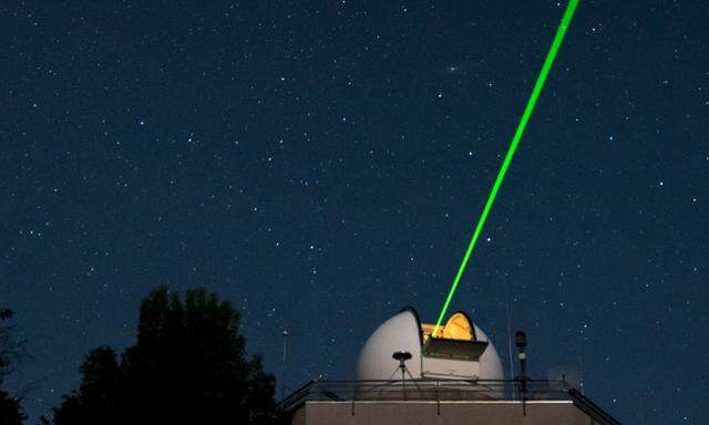 Viel Schrott kreist um die Erde. Dieser Laser hilft dabei, die Dinge zu orten.