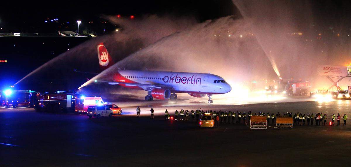 Die Air Berlin existiert nicht mehr. In der Nacht von Freitag auf Samstag wurde die letzte Maschine, die unter dem Label Air Berlin flog, am Flughafen Berlin Tegel mit einer Wasserfontäne der Feuerwehr empfangen.