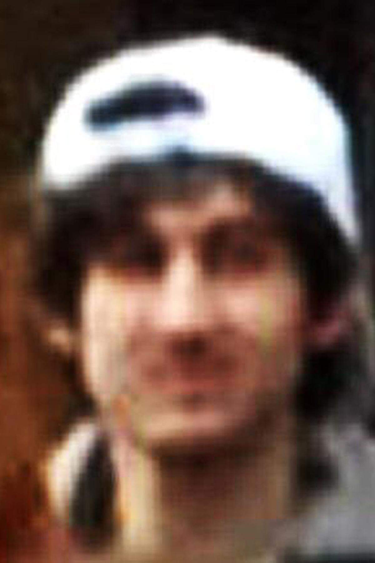 Bei dem Flüchtigen handelte es sich um den 19-jährigen Dzohar Tsarnaev bzw. "den Verdächtigen Nummer zwei, einen Mann mit braun-gelocktem Haar und einer weißen Baseball-Kappe".