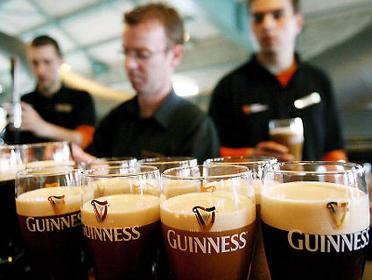 Im ersten Moment bleibt dem ehrfürchtigen Biertrinker im Angesicht der Schwere der Meldung der Atem weg: Die Produktion des Guinness-Bieres am Standort nahe Dublin könnte eingestellt werden, vermeldete Bloomberg am Montag. Ein Schock. Doch liest man weiter, folgt die Erleichterung: Guinness-Hersteller Diageo denkt „nur“ eine Übersiedelung der Brauerei an. Trotzdem: Für den „Bier-Experten“ ist auch dies eine kaum zu verdauende Kost. Schließlich wird am St. James Gate seit 1759 das weltbekannte Guinness- Extrakt hergestellt. Es gibt aber noch Hoffnung für die Bier- Seele. Laut Diaegeo ist „noch keine Entscheidung gefallen“.