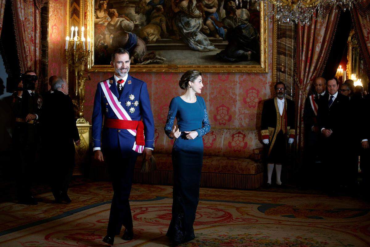 Der erste Auftritt des Jahres im Königlichen Palast von Madrid. Die Robe wurde aus dem Vorjahr recycled und stammt von Felipe Varela, die Accessoires kommen von Magrit.