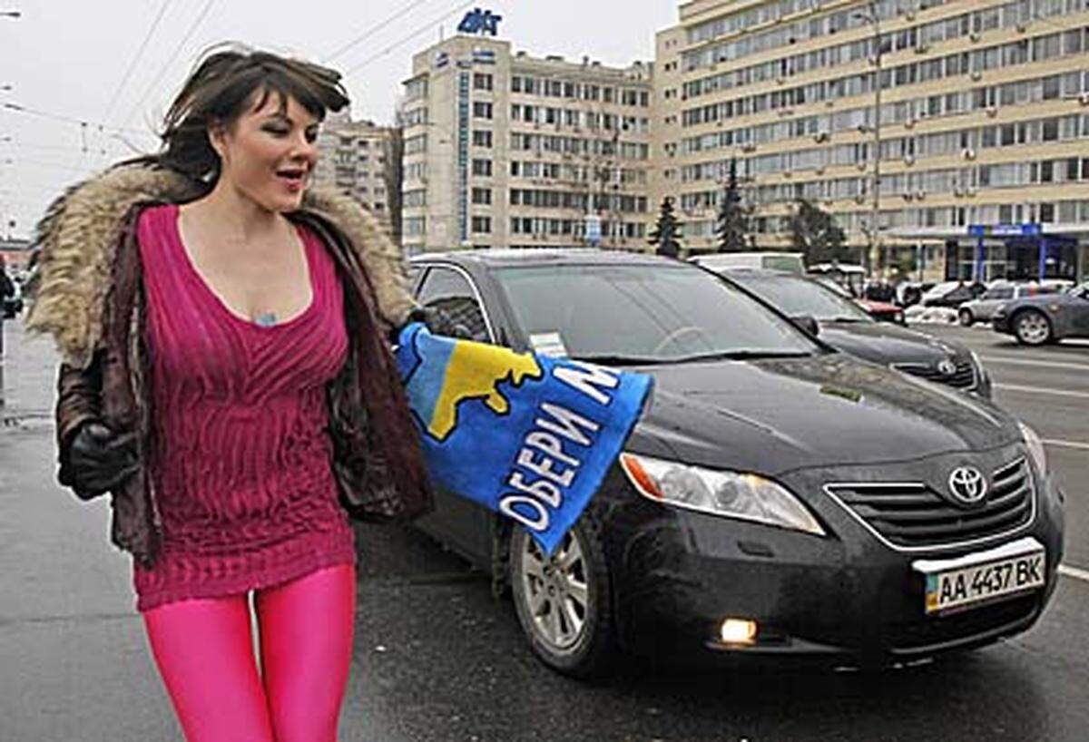 Am 7. Februar wählt die Ukraine einen neuen Präsidenten - zum ersten Mal nach der "Orangen Revolution" 2004. Laut "Femen" stehen die wirtschaftlichen Interessen im Vordergrund.