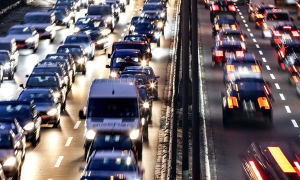 Autobahn in Berlin: Der Verkehr in Europa ist noch lange nicht emissionsfrei. 