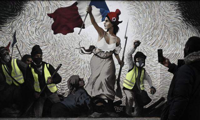 Links-rechte Revolutionäre: Street Art in Paris, mit Gelbwesten und Marianne, Symbol der Republik – und der Französischen Revolution. 