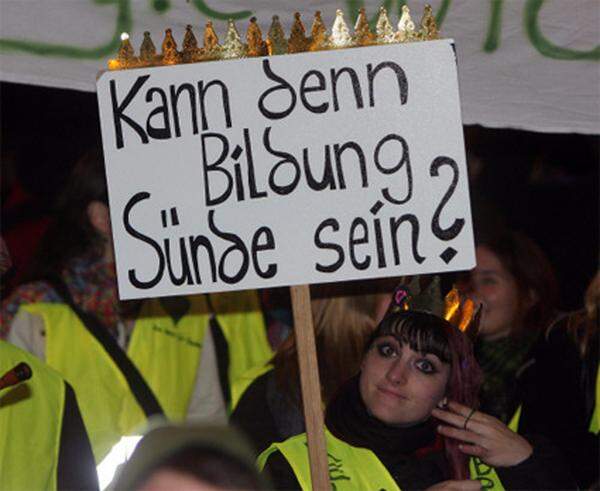 Unter den Demonstranten waren auch viele Deutsche. Und einige der Demonstranten trugen goldene Papier-Kronen der deutschen "Initiative für ein bedingungsloses Grundeinkommen".