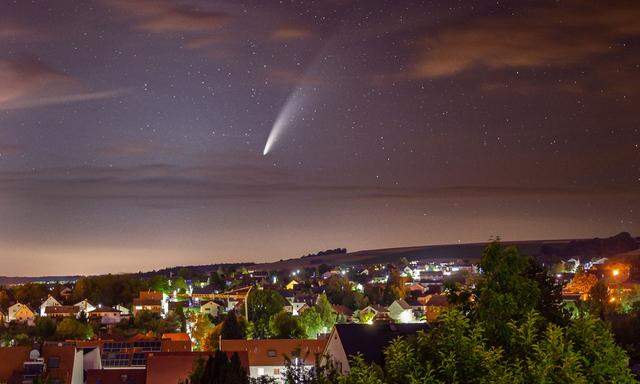 Kometen (hier: Neowise im Juli 2020) werfen bei jeder Erkundungsmission neue Fragen auf.