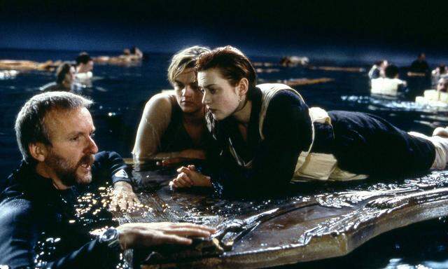 James Cameron, Leonardo Dicaprio & Kate Winslet Characters: DIRECTOR, Jack Dawson, Rose DeWitt Bukater Film: Titanic (US