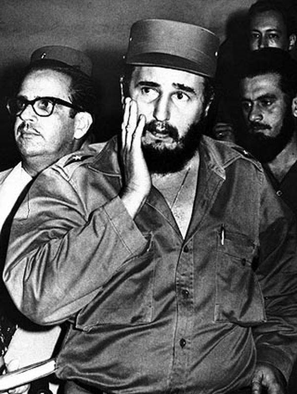 Castro erhält eine Amnestie und verlässt das Gefängnis, um nach Mexiko zu gehen. Während seines Prozesses argumentiert er mehrfach: "Die Geschichte wird mir vergeben."