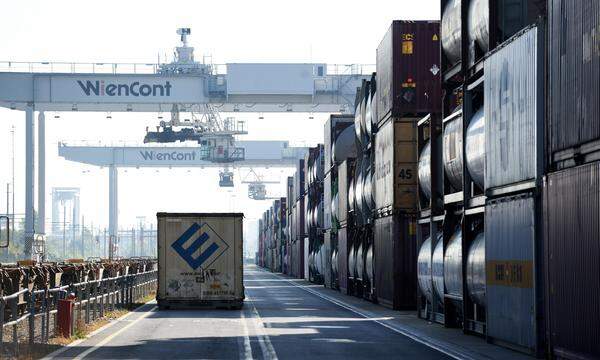 Container im Hafen Wien. Österreichs Importe sind 2023 um 6,3 Prozent gesunken, die Exporte um drei Prozent gestiegen. 