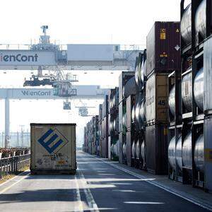 Container im Hafen Wien. Österreichs Importe sind 2023 um 6,3 Prozent gesunken, die Exporte um drei Prozent gestiegen. 