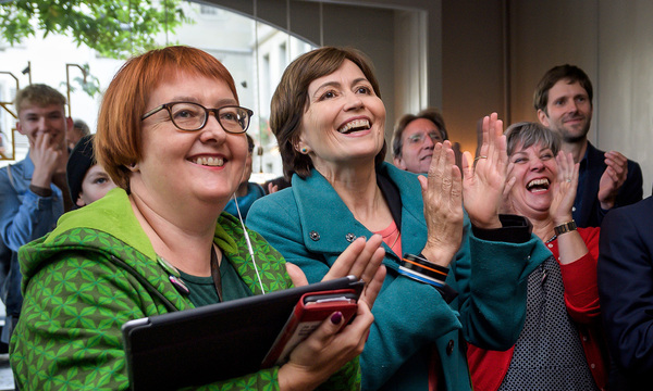 Auch die Schweiz schwimmt auf der grünen Welle: Grünen-Chefin Rytz (r.) freut sich über das Ergebnis.