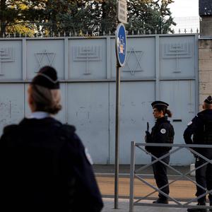 Französische Polizisten vor einer Synagoge in Paris (Archivbild)