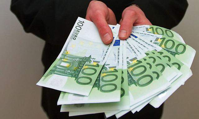Mann mit Euroscheinen bietet Geld an