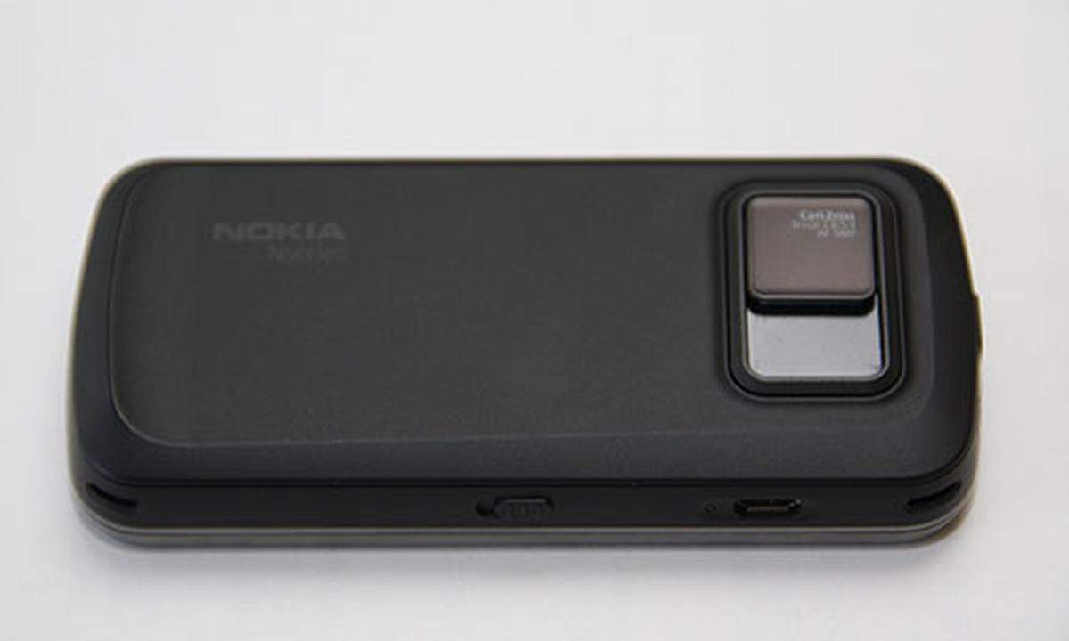 Das N97 kommt mit einer 5 Megapixel Auto-Focus-Kamera mit Carl Zeiss Objektiv. Wie schon im N95 und N96 liefert die Kamera ausgezeichnete Fotos und Videos. Auch nichts Neues. Die Kamera wird von einer aktiven Schiebeabdeckung geschützt. Das hält Schmutz vom Objektiv fern.