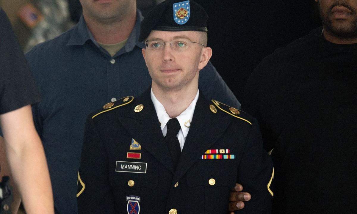 Manning lieferte der Enthüllungsplattform Wikileaks etliche als geheim eingestufte Datensätze. Darunter ist auch ein Video, das einen US-Hubschrauberangriff auf dutzende Zivilisten im Irak zeigt. Im Rahmen der sogenannten „Cablegate Affäre“ wurden weitere US-Militärdokumente sowie vertrauliche Diplomatendepeschen von der Plattform veröffentlicht, die Wikileaks ebenfalls von Manning erhielt.