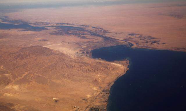 Archivbild: Flugaufnahme des Suezkanals, der das Mittelmeer mit dem Roten Meer verbindet. 