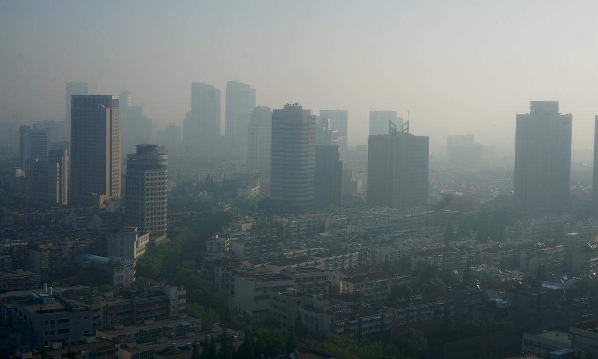 "Vermeide tausend Stücke der gleichen Melodie, tausend Städte mit dem gleichen Gesicht", heißt es in dem Papier. So gleicht auch die alte Kaiserstadt Nanjing im Smogdunst in großen Teilen anderen chinesischen Großstädten.