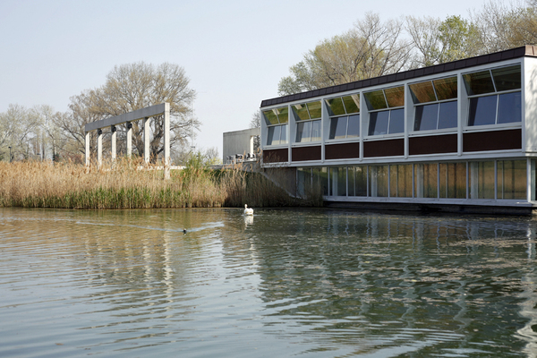 Das ehemalige Seerestaurant am Irissee steht zum Teil unter Denkmalschutz. Aus dem Gebäude wurde 2012 das Korea-Kulturhaus. Das Projekt wurde zum 120-jährigen Jubiläum der bilateralen Beziehungen zwischen Österreich und Korea verwirklicht.