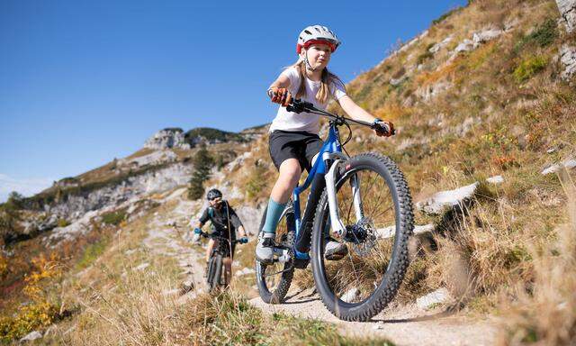 Die elfjährige Mila machte mit ihrer Familie und dem größeren Woom-up die Bike Trails am Loser unsicher.