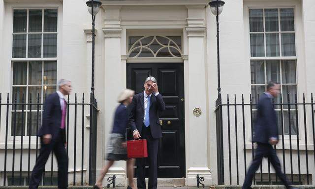 Der britische Finanzminister Philip Hammond mit dem roten Koffer kratzt sich am Kopf: Die Lage ist ernst.
