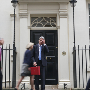 Der britische Finanzminister Philip Hammond mit dem roten Koffer kratzt sich am Kopf: Die Lage ist ernst.