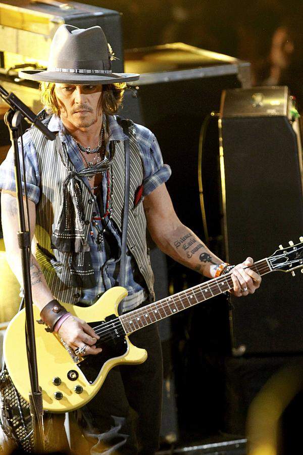 Auch Johnny Depp griff in die Saiten und zwar an der Seite der Black Keys. Anschließend überreichte ihm Aerosmith-Sänger ...