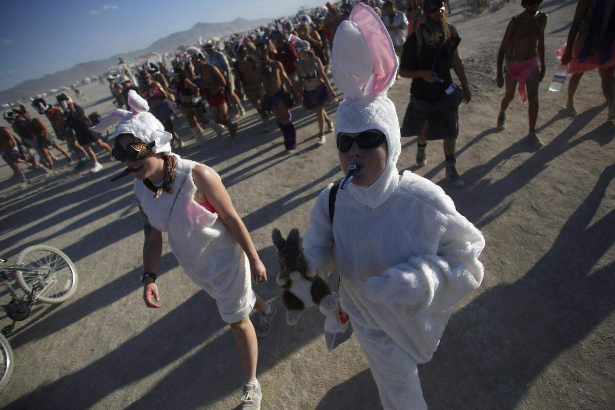 Auch ohne offizielles Programm wird einem nicht langweilig. Beim "Billion Bunny March" sind Tierkostüme gefragt.