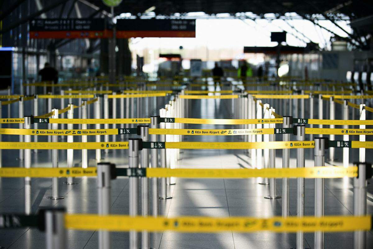 14. März. Fünf große Flughäfen in Deutschland bleiben heute geschlossen: Das Sicherheitspersonal streikt. 90.000 Passagiere sind betroffen. In Köln bleibt das Flughafengebäude leer.