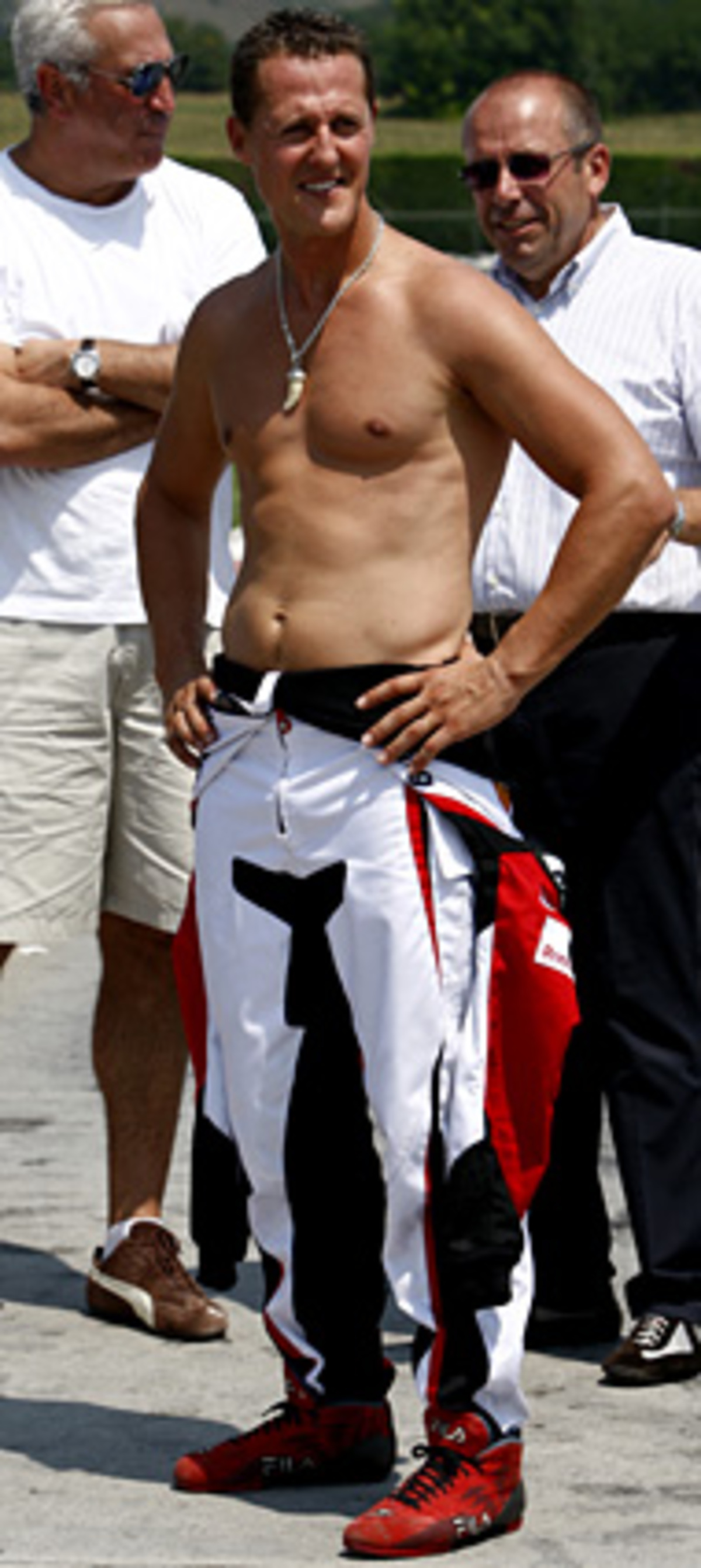 2010 war Schumacher überraschend in die Formel 1 zurückgekehrt. 2009 musste der siebenfache Weltmeister ein Comeback für Ferrari wegen Nackenproblemen absagen. Doch dann hielt der Nacken und "Schumi" kletterte für kolportierte sieben Millionen Euro Jahresgehalt ins Mercedes-Cockpit.