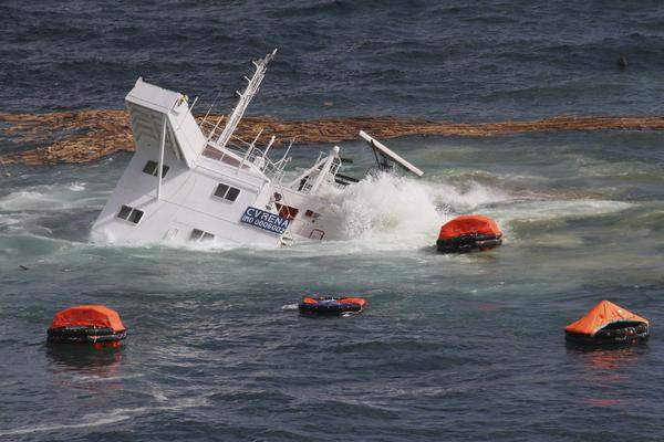 Das Heck des vor Neuseeland zerbrochenen Wracks der "Rena" beginnt zu sinken.