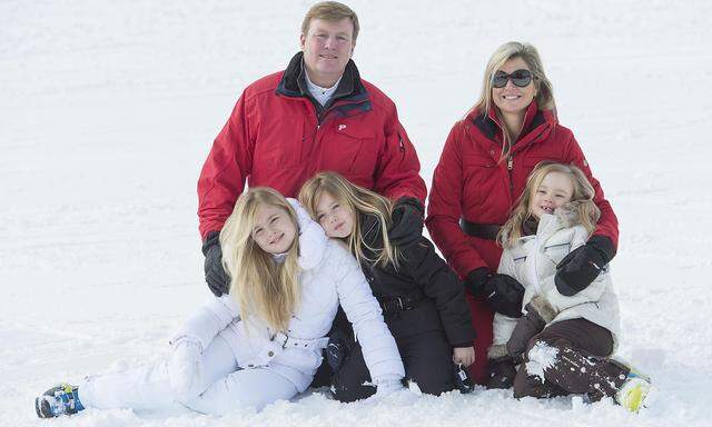Willem-Alexander und Maxima und den drei Töchtern Amalia, Alexia und Ariane (v. l.) in Lech, hier auf einem Foto aus 2014. 