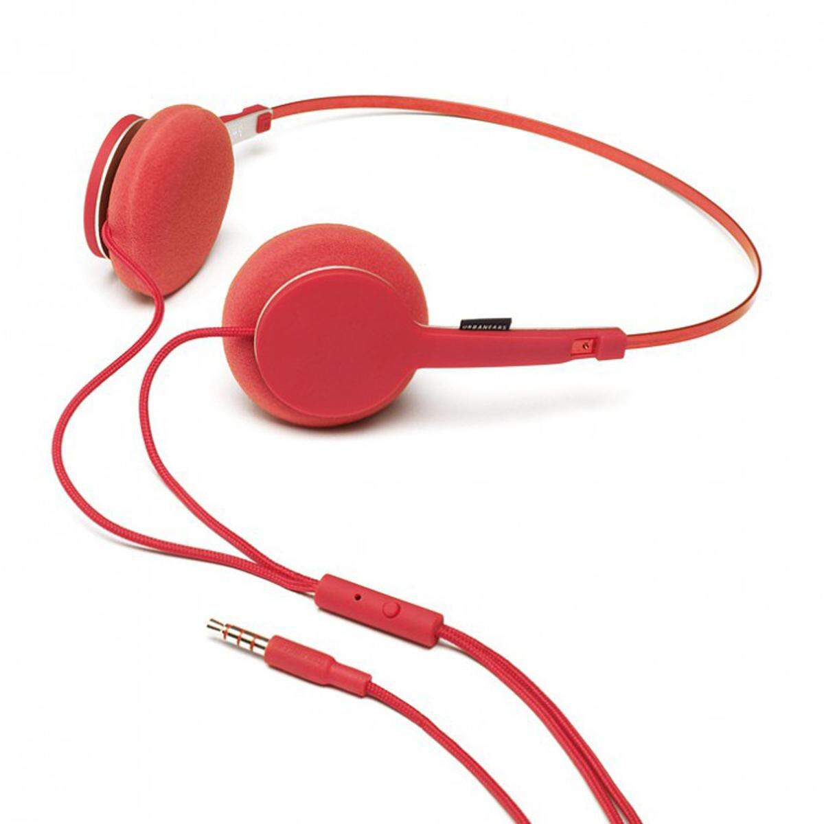 Sollte die Livemusik nicht überzeugen, kann man ja noch immer mit seiner eigenen Musik Abhilfe schaffen. Die Kopfhörer von Tanto Urbanears  um 20 Euro sind dafür besonders brauchbar.