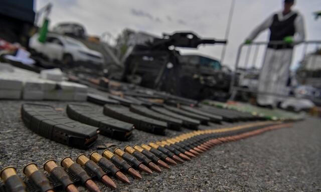 Waffen, Munition und Sprengstoff: Die Kosovo-Polizei präsentiert, was sie nach der Vertreibung der Maskenmänner konfisziert hat.