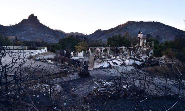 In den vergangenen Tagen waren mehrere Tausend Feuerwehrleute im Einsatz, um die Flammen zu bekämpfen. Der kleine Ort Paradise nördlich von Sacramento wurde durch das Feuer zu großen Teilen zerstört. Mehr als 9700 Wohnhäuser sind verbrannt. Mulholland Highway in den Hügeln über Malibu.