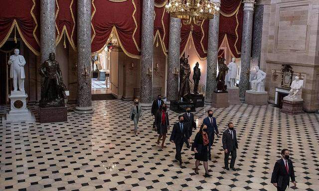 Die Impeachment-Manager des Repräsentantenhauses begeben sich im Kapitol zum Saal des Senats, wo das zweite Amtsenthebungsverfahren gegen Donald Trump am Dienstag begonnen hat.