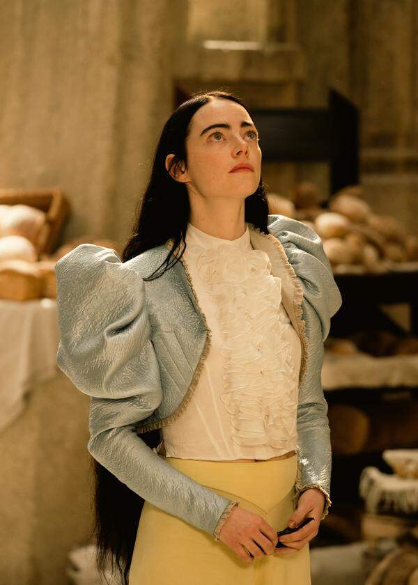 Sehr ausdrucksstark waren die Ärmel im Kostümbild von „Poor Things“, Emma Stone spielt die ambivalente Hauptfigur Bella.