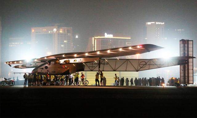 Die ''Solar Impulse 2'' nach ihrer Landung