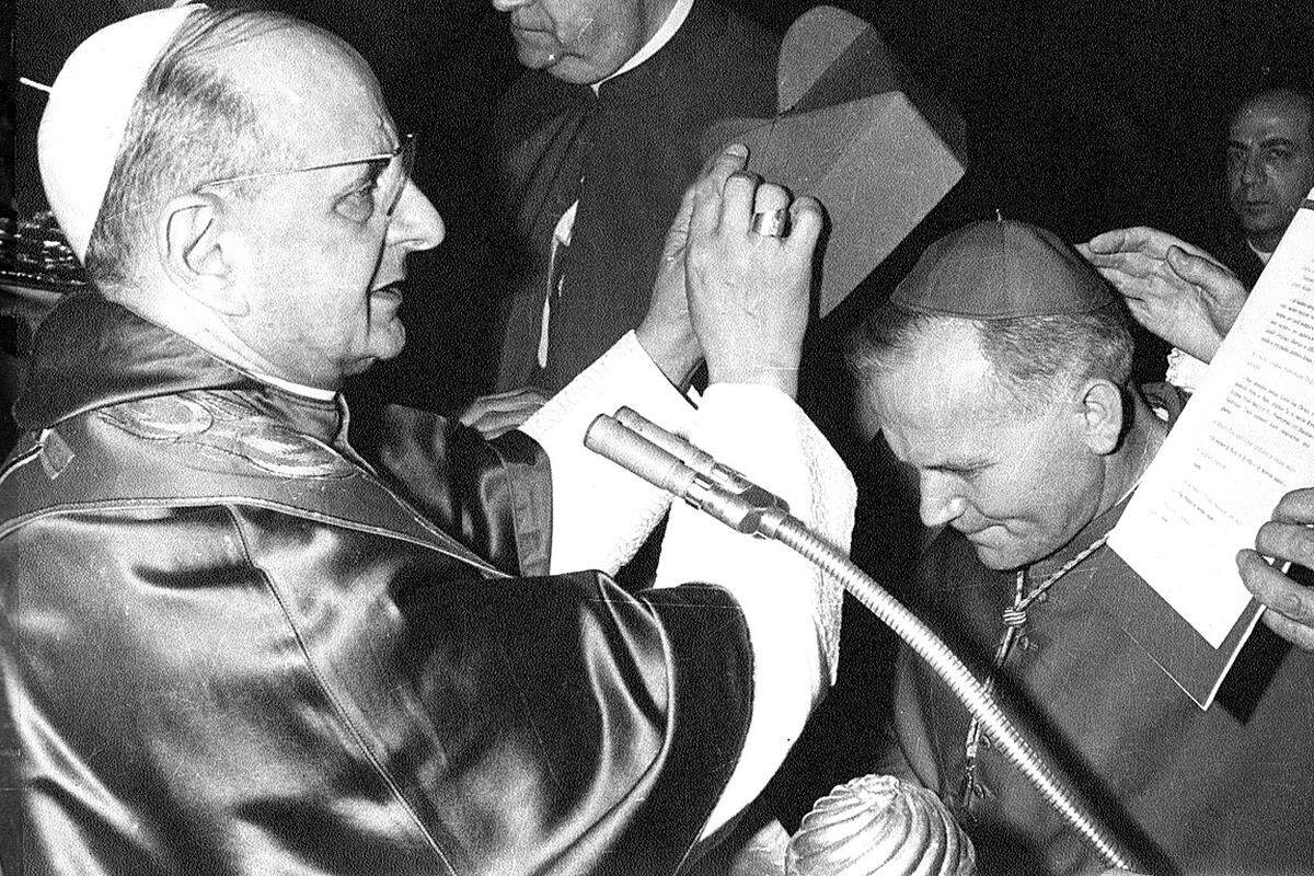 Am 28. September 1958 wird Wojtyla Bischof, am 13. Jänner 1963 Erzbischof von Krakau, und ab 26. Juni 1967 verleiht ihm der damalige Papst Paul VI. die Kardinalswürde.Bild: Mit Papst Paul VI.