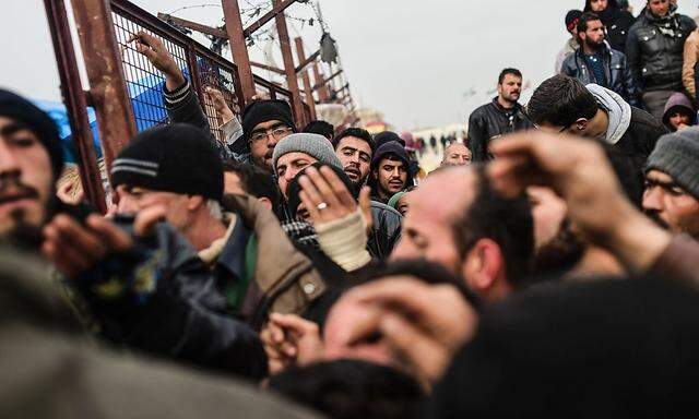 Syische Männer wollen das Flüchtlingslager nahe der Grenzstadt Azaz verlassen.