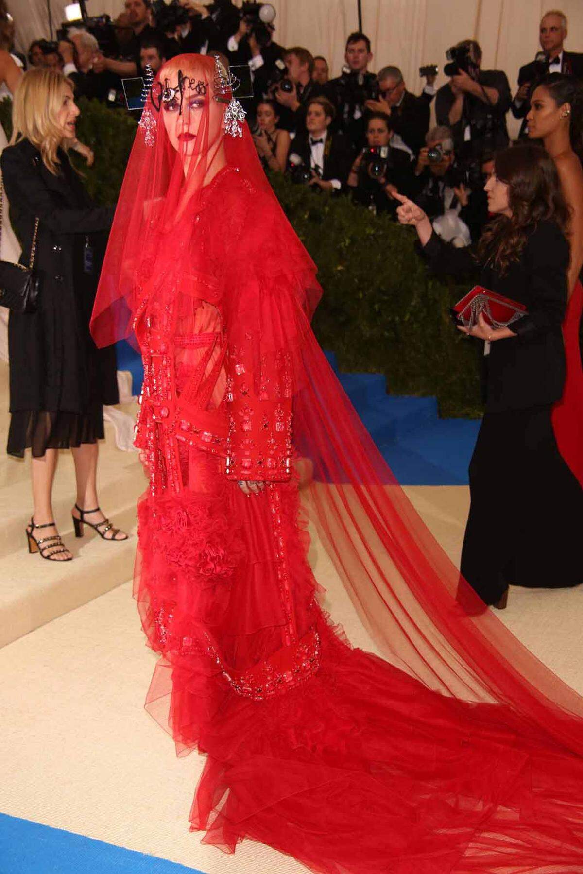 Ebenfalls zur Met-Gala erschien Katy Perry. Die Sängerin trug ein üppiges rotes Kleid, hätte aber besser auf den Gesichtsschleier verzichtet.