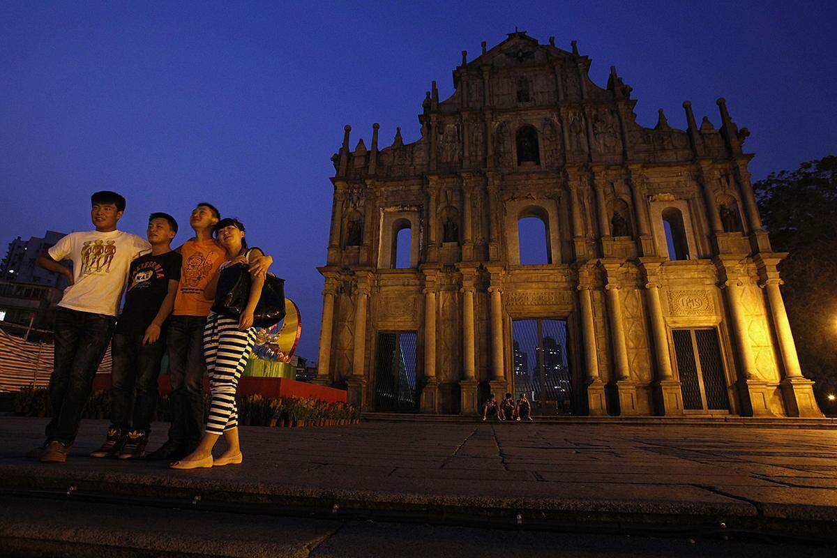 Eine Sonderverwaltungszone Chinas ist Macau, wo ebenfalls gedreht wurde. Die mit dem Festland verbundenen Inseln liegen nur etwa eine Bootsstunde entfernt von Hongkong.