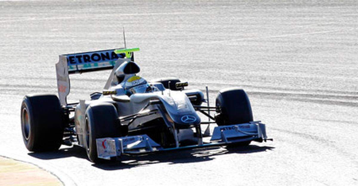 Während Rosberg auf Jungernfahrt ging, schaute sich der siebenfache Weltmeister "Schumi" die Präsentation des neuen Toro Rosso-Boliden nebenan an.