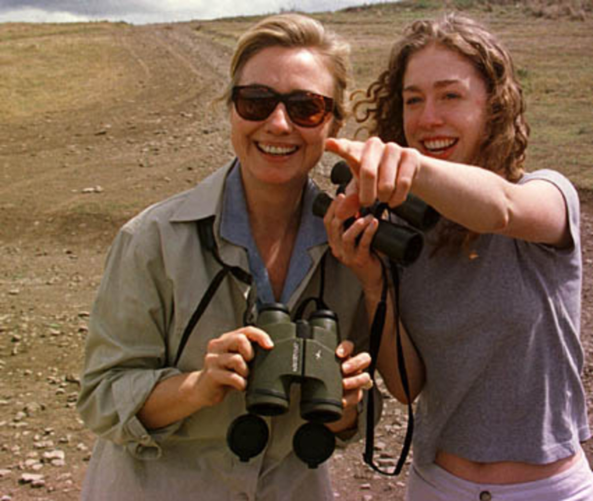 Im Alter von 12 Jahren zog Chelsea ins Weiße Haus ein, ihre Pubertät erlebte sie also fast vor den Augen der Weltöffentlichkeit. Denn, obwohl wenn das Mädchen mit den vielen blonden Locken während der Amtszeit ihres Vaters meist vor der Öffentlichkeit abgeschirmt wurde, ...  Im Bild: Hillary und Chelsea Clinton in Tanzania 1997