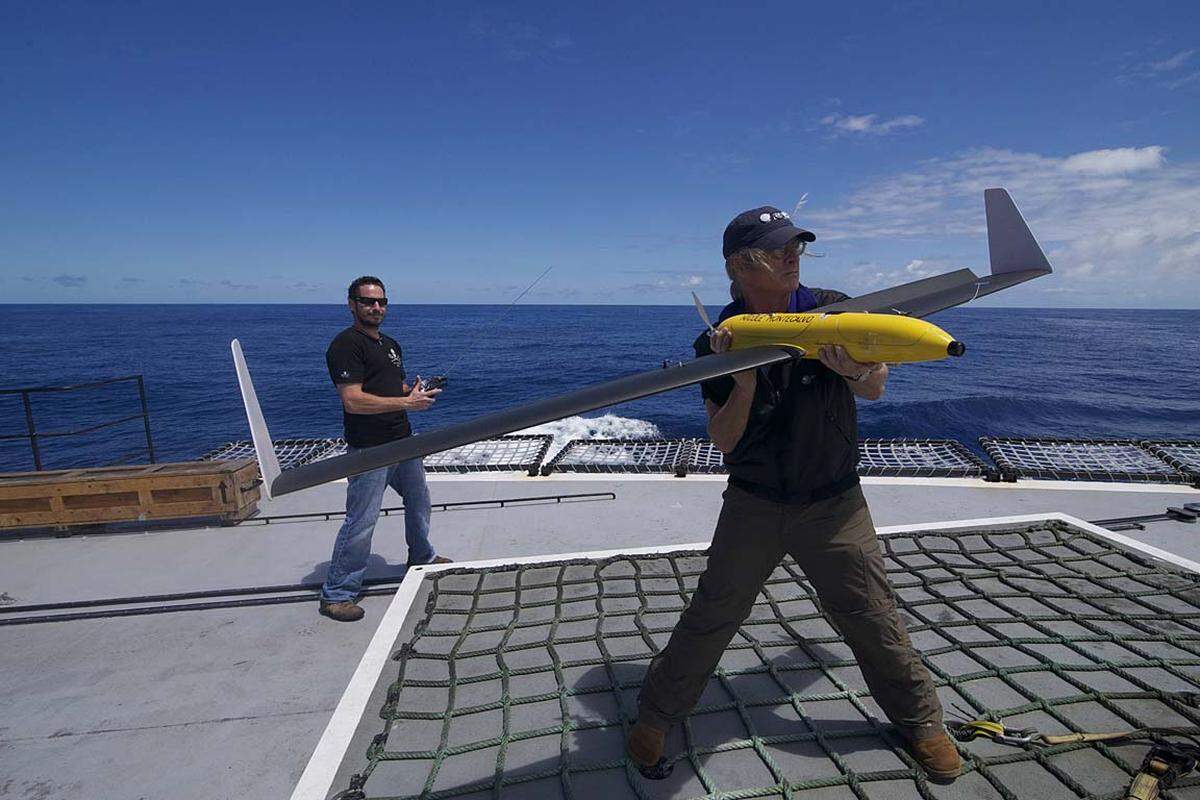 Drohnen, Laser, Rauch- und Stinkbomben: Mit immer neuen Waffen kämpfen die Tierschutz-Rowdys von "Sea Shepherd" gegen die japanischen Walfänger. Diese antworten mit Wasserwerfern.